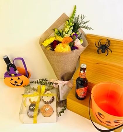 Spooky Blooms and Sweet Treats: How to Celebrate Halloween with Flowers and Cakes