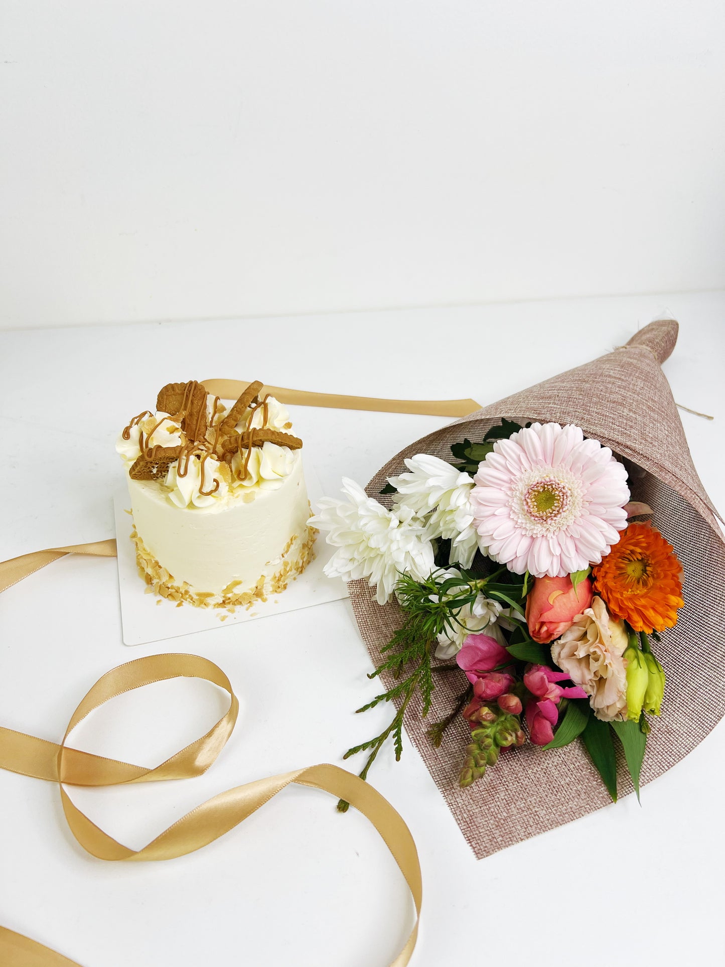 
                  
                    Bito beans Premium Cake & Flower BUNDLE
                  
                